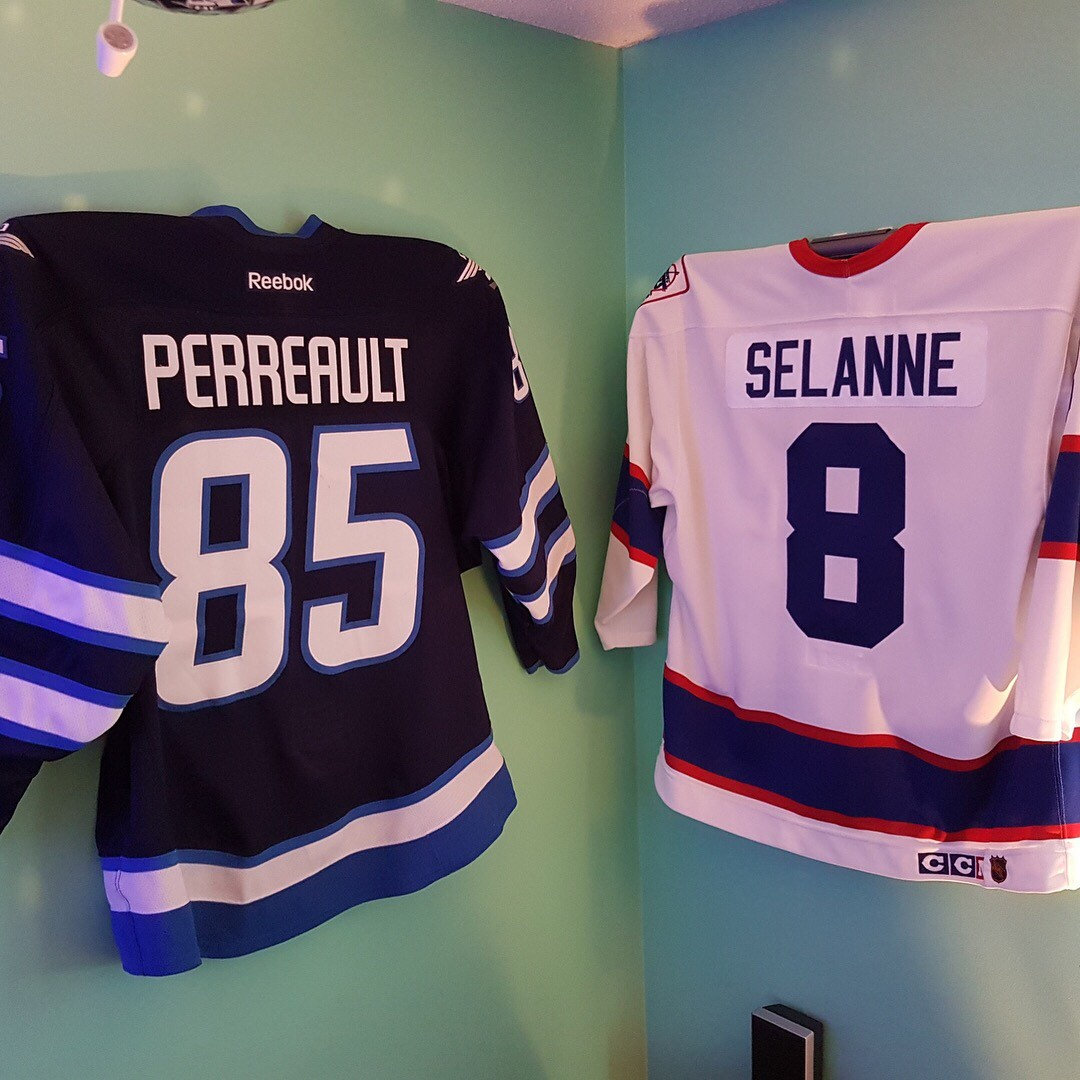 Removable Hockey Jersey Wall Mount : 4 Steps (with Pictures