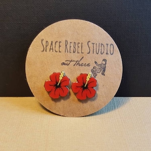 Orecchini a bottone con ibisco rosso ~ Fiori tropicali ~ Rockabilly ~ Hawaiano ~ Pin up ~ Gioielli dell'isola ~ Estate ~