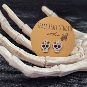 Lindos aretes de calavera de azúcar ~ Aretes del Día de los Muertos ~ Joyería de calaveras ~ Día de los Muertos ~ Calaveras de azúcar mexicanas ~ Joyería punk ~ ¡Qué rudo!