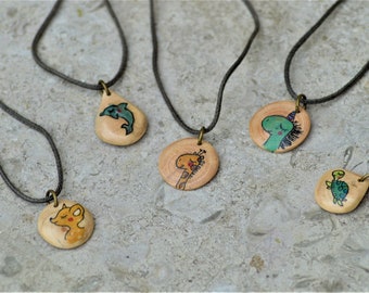 Children's necklaces in hand-painted olive wood