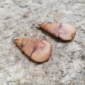 Pendientes de madera de olivo; joyas de madera; natural, hecho a mano y artesanal