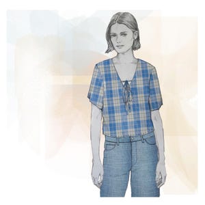 Può includere: Una camicia a quadri blu e bianchi con scollo a V e un nodo sul décolleté. La camicia ha maniche corte ed è corta. La modella indossa jeans blu.