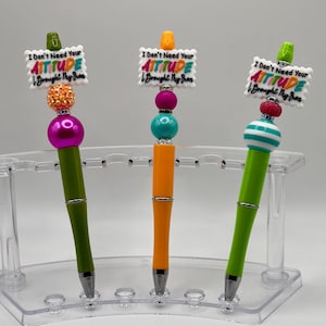 Bolígrafo con cuentas y diseño llamativo Don&#39;t Need Your Attitude