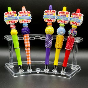 Espera, déjame pensarlo demasiado Este bolígrafo con cuentas y adornos brillantes