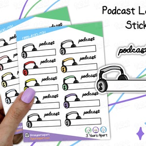 Może przedstawiać: Arkusz kolorowych naklejek z kreskówkowym wzorem słuchawek z napisem "podcast" na każdej naklejce. Naklejki są przeznaczone do użytku w planerze lub dzienniku.