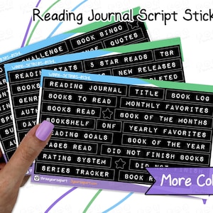 Puede incluir: Pegatinas de guion de diario de lectura en azul, verde y negro. Las pegatinas tienen texto blanco con frases como "Libros para leer", "Favoritos mensuales" y "Seguimiento de series". La imagen también incluye el texto "Más colores".