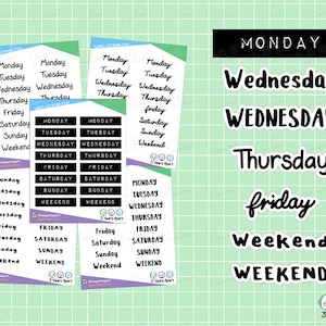 Op de afbeelding: Een verzameling plannerstickers met dagen van de week, van "Maandag" tot "Weekend". De stickers hebben verschillende stijlen, sommige met een zwarte achtergrond en witte tekst, andere met een witte achtergrond en zwarte tekst. De achtergrond is een lichtgroen rasterpatroon.