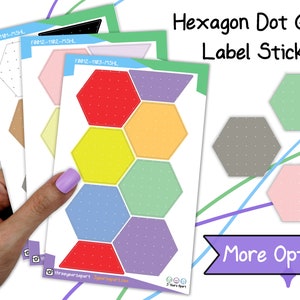 Può includere: Un set di sei adesivi per etichette a griglia di punti a forma di esagono in vari colori, tra cui rosso, giallo, arancione, verde, blu e viola. Gli adesivi sono progettati per l'uso in planner, diari e altri strumenti organizzativi.