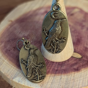 Bronze NIGHT RAVEN: Gothic, boho, nature, crow, raven, bird, antique bronze plated, zamak alloy, nickel & lead free. Vintage style
