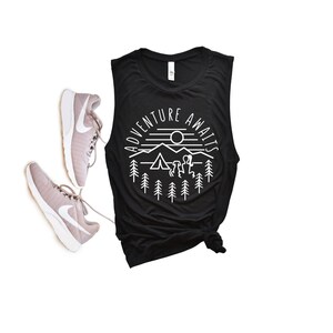 Camiseta de tirantes para perro "Aventura te espera" / Camisetas de tirantes para entrenamiento para mujer / Camisetas para perro para mujer / Mamá de perro / Regalo para mamá de perro / Regalo para amantes de los perros / Camiseta para mamá de perro