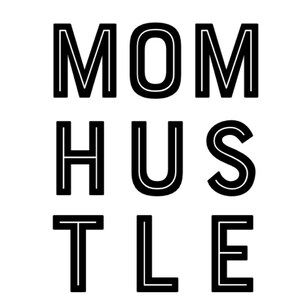Pu&ograve; includere: Testo grafico in bianco e nero che recita "MOM HUSTLE".
