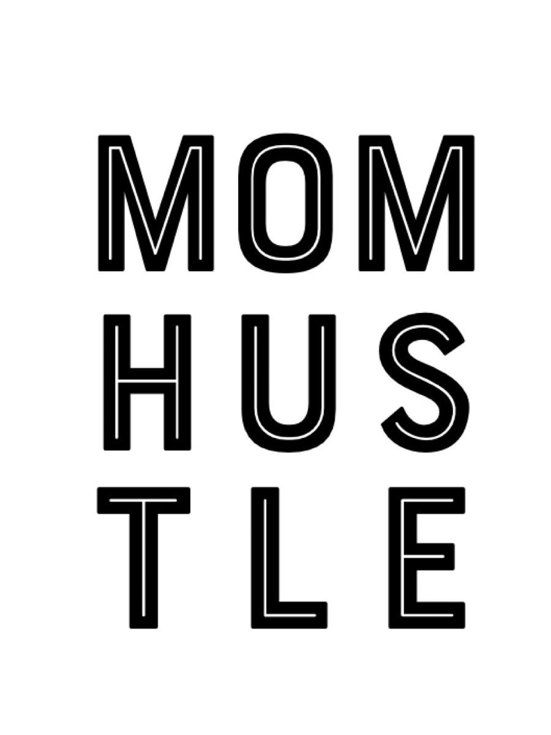 Pu&ograve; includere: Testo grafico in bianco e nero che recita "MOM HUSTLE".