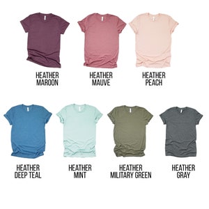 Pu&ograve; includere: Otto magliette vuote in diversi colori melange:  marrone, malva, pesca, blu scuro, menta, verde militare e grigio.
