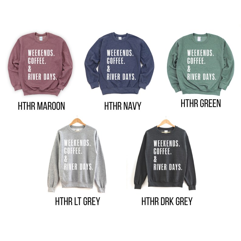 K&ouml;nnte beinhalten: F&uuml;nf Sweatshirts in verschiedenen Farben mit dem Aufdruck "Weekends. Coffee. & River Days." auf der Vorderseite. Die Farben sind Rotbraun, Marineblau, Gr&uuml;n, Hellgrau und Dunkelgrau.