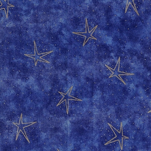 Peut inclure: Un tissu bleu avec un motif céleste. Le tissu présente un fond bleu foncé avec une texture mouchetée et de minuscules points dorés dispersés. Des étoiles dorées, de tailles variables, sont espacées sur la surface.