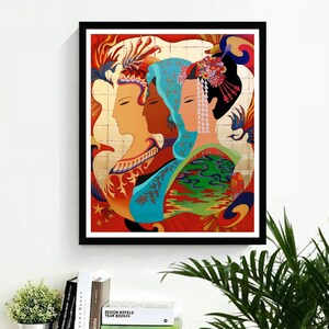 Pu&ograve; includere: Un dipinto colorato di tre donne con i volti rivolti verso l'esterno. Le donne indossano elaborate acconciature e abiti tradizionali. Lo sfondo &egrave; un motivo rosso e oro.