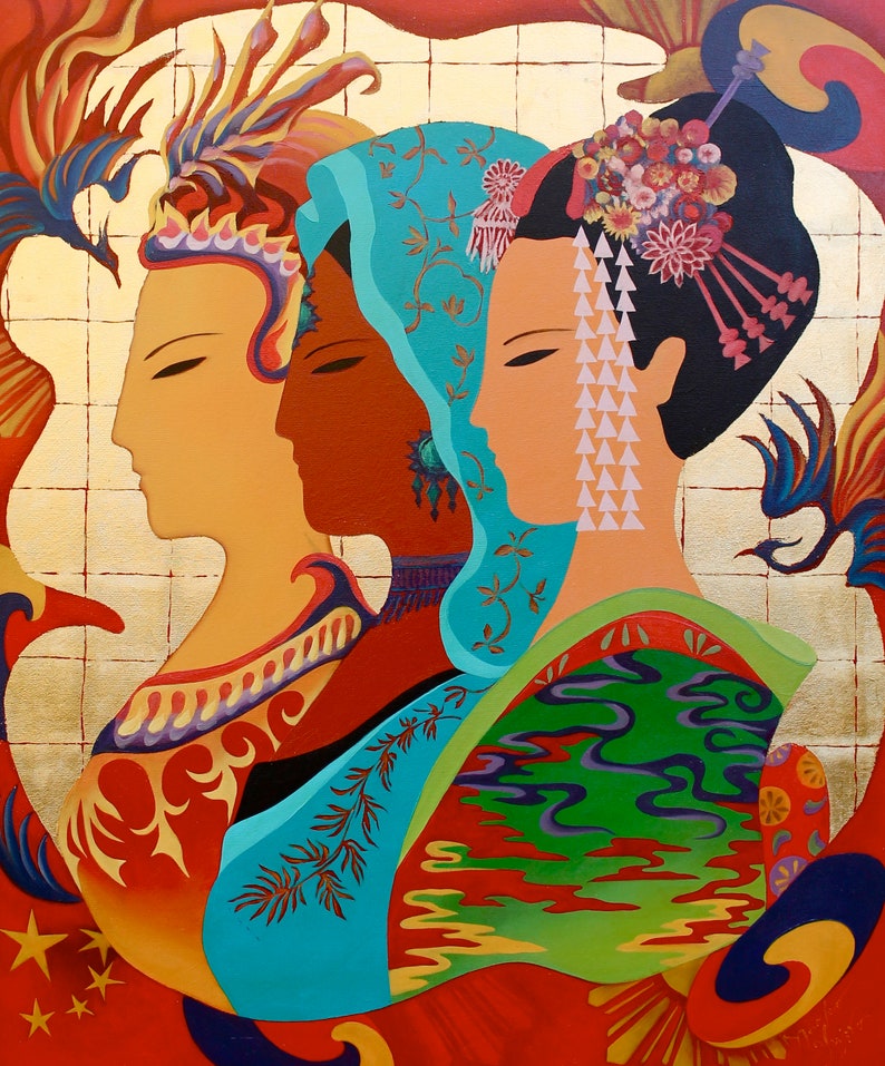 Pu&ograve; includere: Tre donne con copricapi e abiti colorati. La donna a sinistra indossa un copricapo rosso e oro con un vestito a motivi blu e oro. La donna al centro indossa un copricapo blu con un vestito a motivi turchese e oro. La donna a destra indossa un copricapo nero con un vestito a motivi verdi e oro.