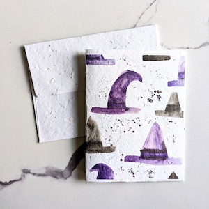Carte de chapeaux de sorcière sur du papier blanc pour graines de fleurs sauvages ou du papier aquarelle, carte d'halloween, carte d'automne