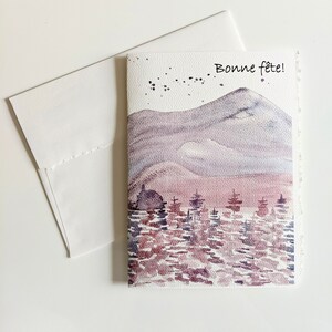 Joyeux anniversaire, forêt rose pourpre de montagne d’aquarelle sur le papier blanc épais d’aquarelle, frontières usées, carte d’amitié, carte d’anniversaire