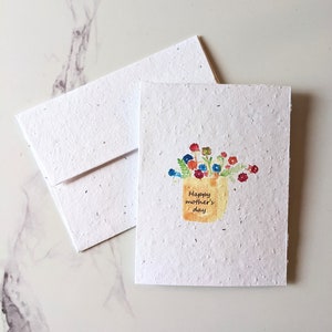Carte de fête des mères, sac aquarelle rempli de fleurs sauvages sur papier graine ou papier blanc aquarelle, bonne fête des mères