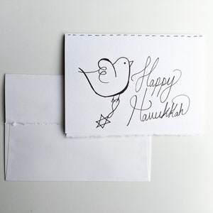 Carte de voeux, joyeux Hanoucca carte d'oiseau avec Hanoucca ornements étoile de David sur papier aquarelle blanc avec bordures usées