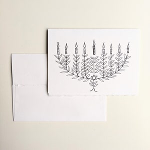 Carte de vœux Happy Hanukah, dessin noir sur papier de graines plantables ou papier blanc aquarelle, menorah avec feuilles