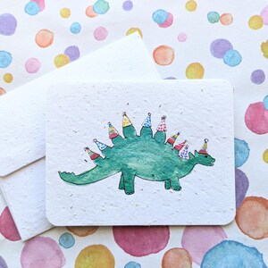 Carte d'anniversaire dinosaure, stégosaure de célébration sur papier à planter ou papier blanc aquarelle, bordures usées