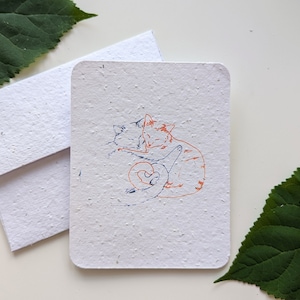 chats orange et gris s'étreignant créant un coeur avec leur queue sur une fleur sur du papier à planter ou du papier blanc aquarelle, bordures usées