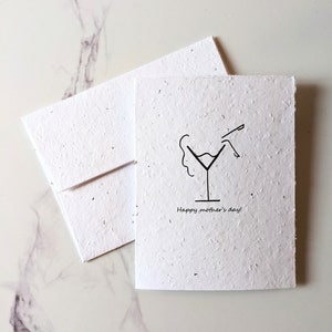 Carte de fête des mères, femmes se baignant dans un verre à martini sur du papier de graines à planter ou du papier blanc aquarelle, bordures usées, joyeuse fête des mères
