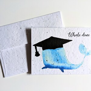 Enveloppe de carte plantable graines de fleurs sauvages, chapeau de graduation de baleine aquarelle sur papier de graines blanc, félicitations, carte bien faite, remise des diplômes