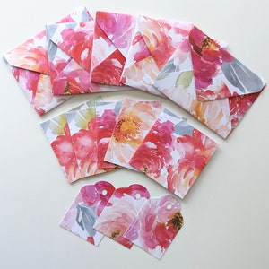 Jeu de cartes avec enveloppes et étiquettes cadeaux fleurs rose vif