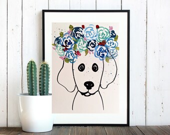 Könnte beinhalten: Ein Aquarellbild eines weißen Hundes, der eine blaue und grüne Blumenkrone trägt. Der Hund schaut direkt auf den Betrachter mit geschlossenem Maul. Der Hintergrund ist hellrosa.