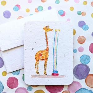 Carte d'anniversaire girafe amusante, gâteau de célébration et fête aux chandelles sur du papier à planter ou du papier blanc aquarelle, bordures usées