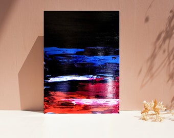 Peut inclure: Peinture abstraite avec des coups de pinceau horizontaux dans des tons de bleu, rouge et blanc sur un fond noir.