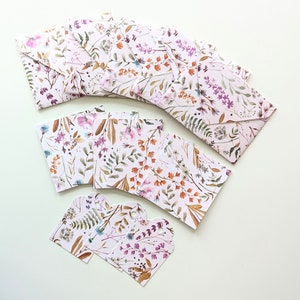 Jeu de cartes avec enveloppes et étiquettes cadeaux fleurs printanières lumineuses