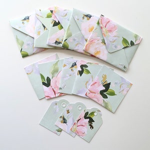 Set di biglietti con buste e etichette regalo con fiori pastello