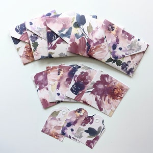 Jeu de cartes avec enveloppes et étiquettes cadeaux fleurs violettes