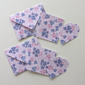Jeu de cartes avec enveloppes et étiquettes cadeaux fleurs