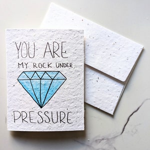 Diamant, tu es mon rocher sous pression sur du papier de graines à planter ou du papier blanc aquarelle, une carte de Saint-Valentin d'amour, un jeu de mots amusant