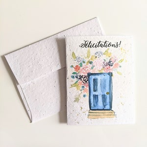 Félicitations, porte bleue aquarelle avec fleurs sur papier de graines plantables ou papier blanc aquarelle, nouvelle carte de maison, carte de pendaison de crémaillère