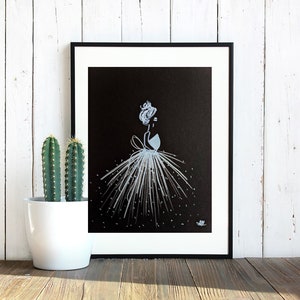 La robe de bal, dessin au marqueur bleu blanc d'une fille en robe de bal marchant dans un jardin de fleurs, décoration, affiche d'art originale, cadeau d'anniversaire
