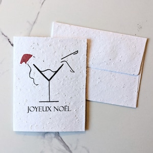 Enveloppe pour carte à planter, graines de fleurs sauvages, femmes avec chapeau de père Noël dans un verre à martini sur papier de graines de fleurs sauvages blanc, carte de Noël