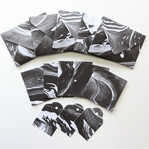 Jeu de cartes avec enveloppes et étiquettes cadeaux marbre gris