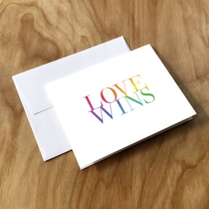 Tarjeta de felicitación de compromiso o boda LGBTQ+ (WDNG2CRD)