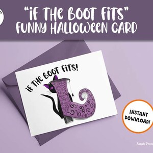 Pode incluir: Um cartão de Halloween imprimível com um gato preto com uma bota roxa na cabeça. O cartão diz "Se a bota servir!" e é rotulado como "Cartão de Halloween engraçado".