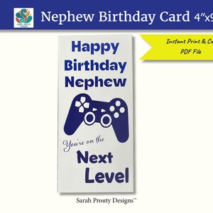 Puede incluir: Tarjeta de cumpleaños blanca para un sobrino, con texto azul que dice «Feliz cumpleaños sobrino». Un gráfico de mando de juego azul está debajo. La tarjeta mide 10 cm x 23 cm e incluye la frase «You're on the Next Level».
