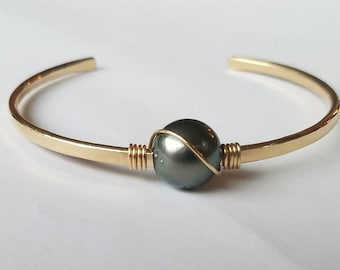 Brazalete de perlas de Tahití, brazalete de perlas de Tahití, plata esterlina de oro rosa bañada en oro, brazalete martillado con perlas envueltas en alambre