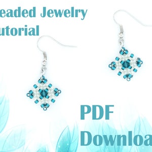 Könnte beinhalten: Perlen-Schmuck-Anleitung PDF-Download. Ein Paar silberne Ohrringe mit türkisfarbenen und weißen Perlen in quadratischer Form.