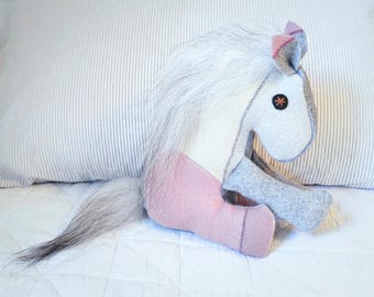 Peluche ecuestre de estilo campestre y chic: «Rosie», el caballo Bobby