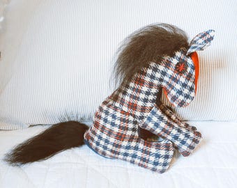 Muñeco de caballo de peluche artesanal de estilo rústico y chic: "Durango", el caballo Bobby